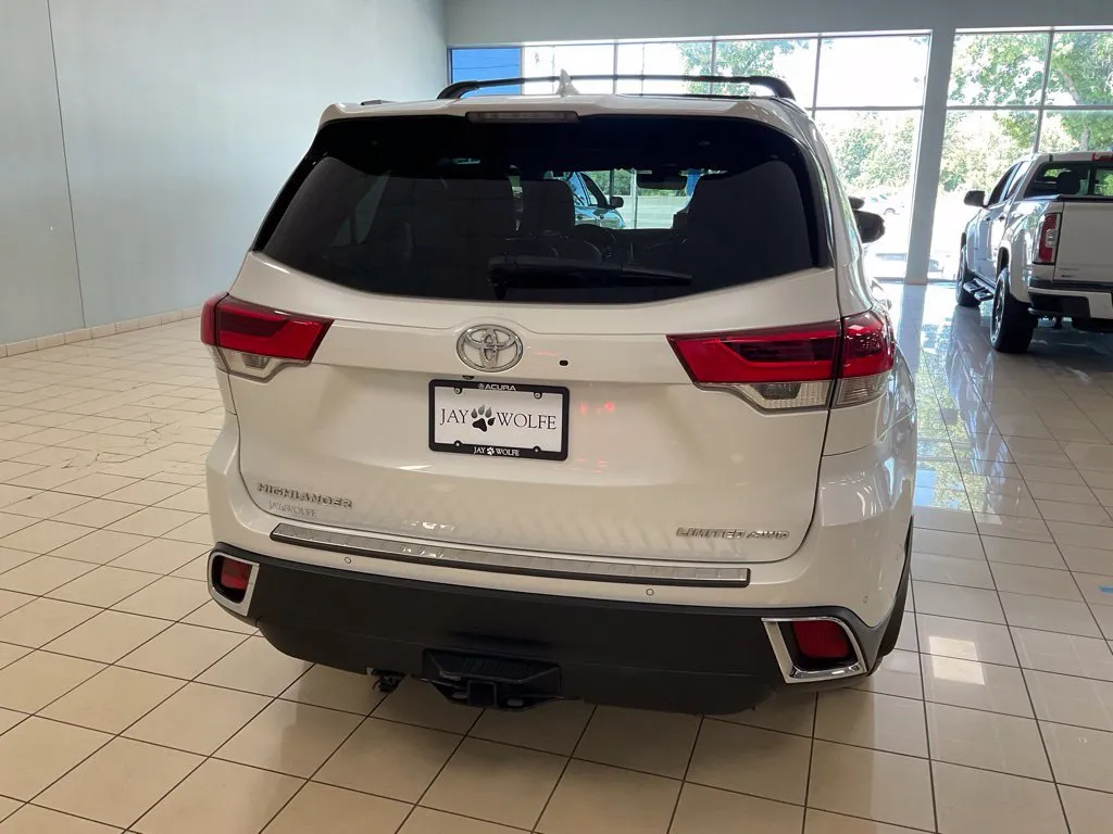 Toyota Highlander photo 6