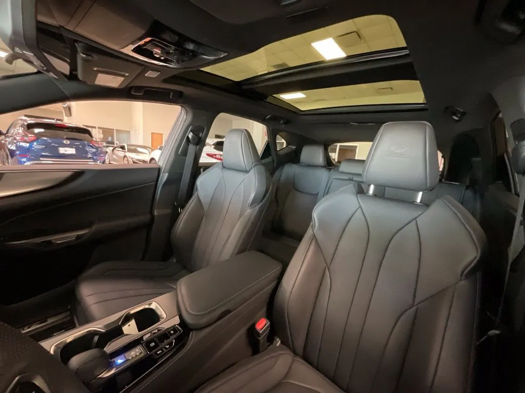 Lexus NX photo 11