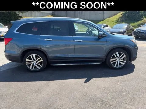 More photos of 2016 Honda Pilot Touring at Acura of Overland Park, KS