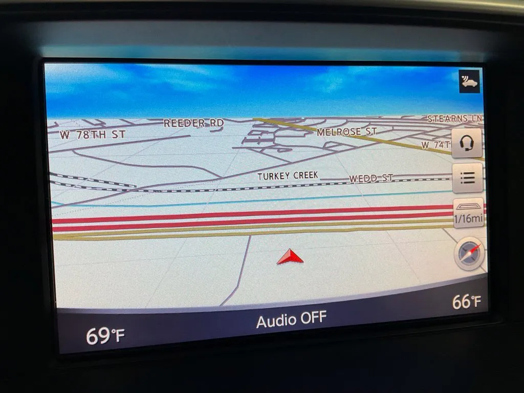 Infiniti Q70L photo 17