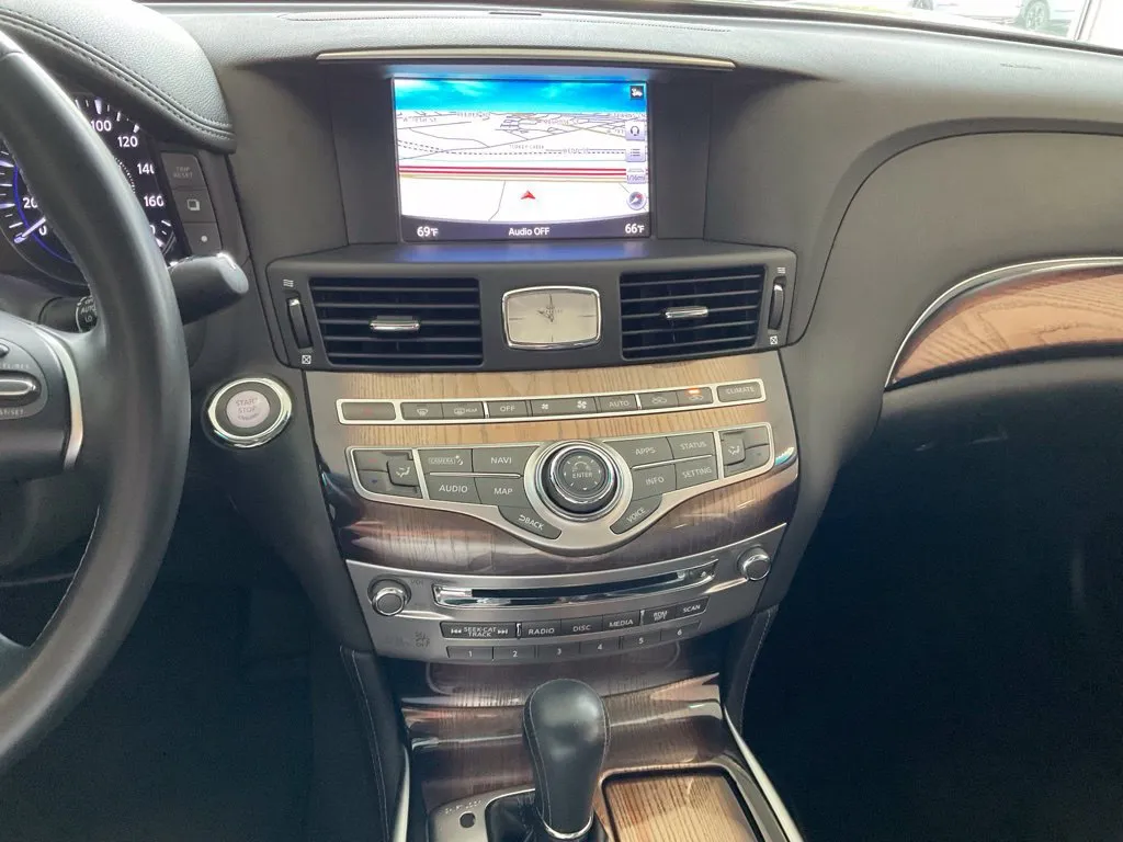 Infiniti Q70L photo 16