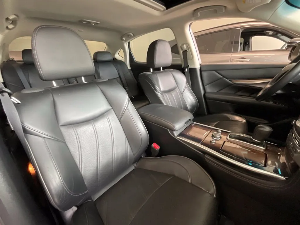 Infiniti Q70L photo 21