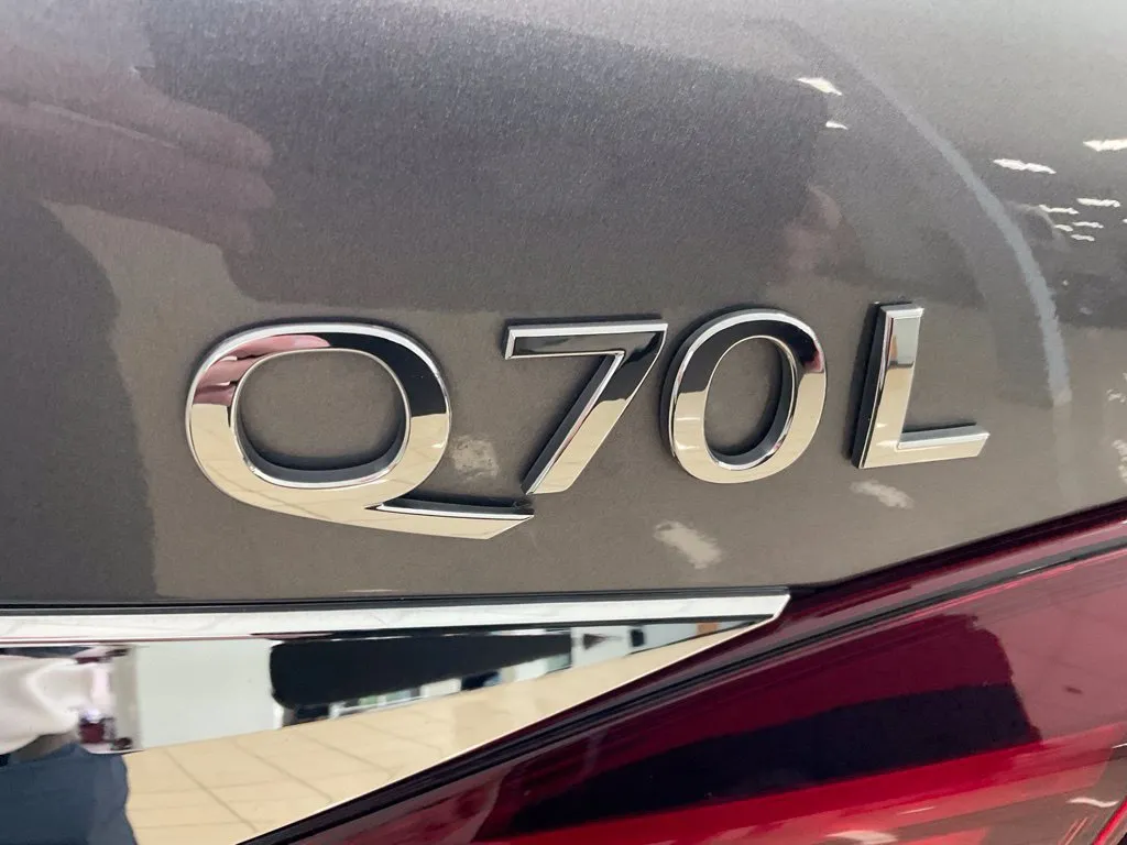 Infiniti Q70L photo 24