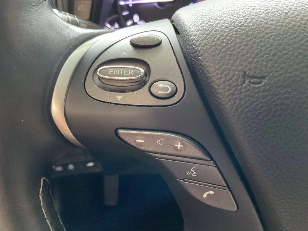 Infiniti Q70L photo 13