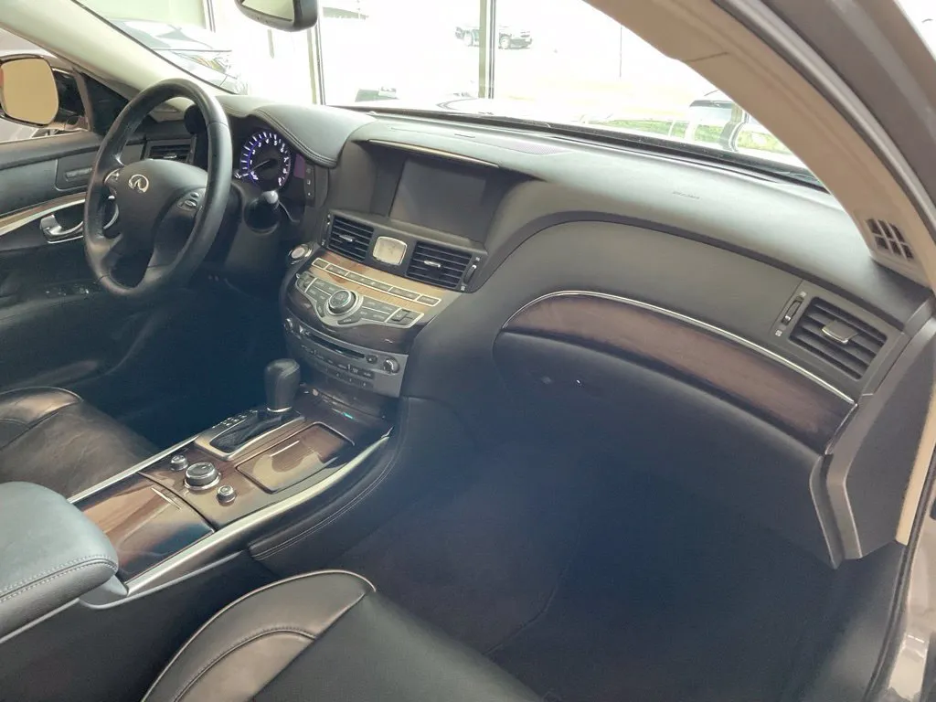 Infiniti Q70L photo 20