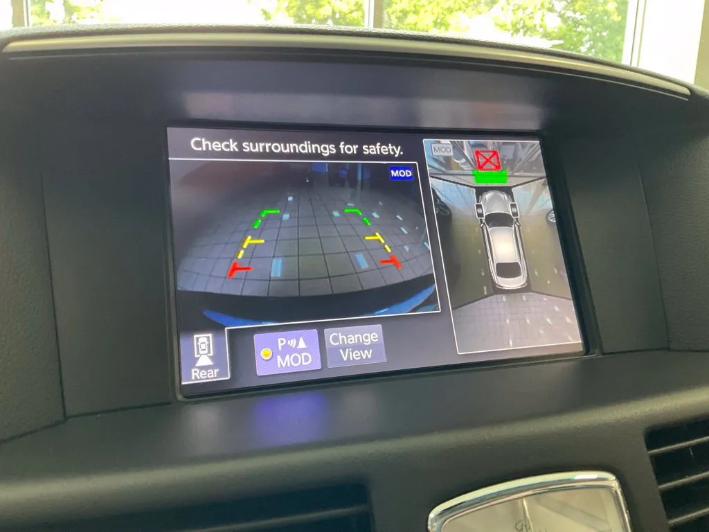 Infiniti Q70L photo 18
