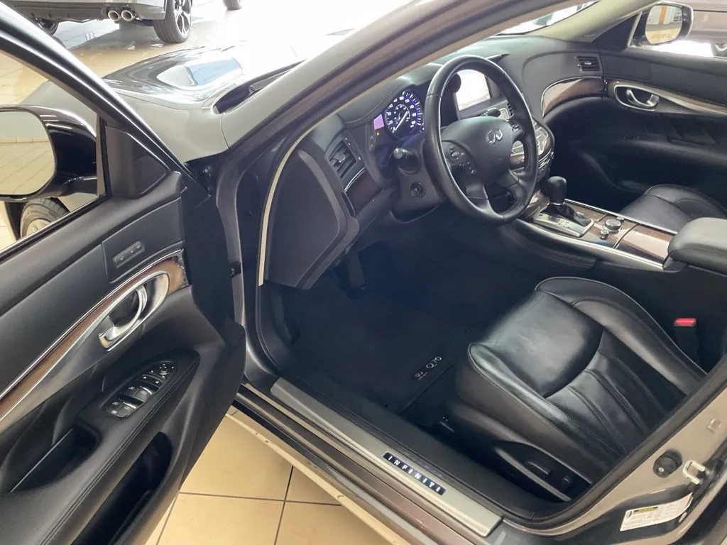Infiniti Q70L photo 10