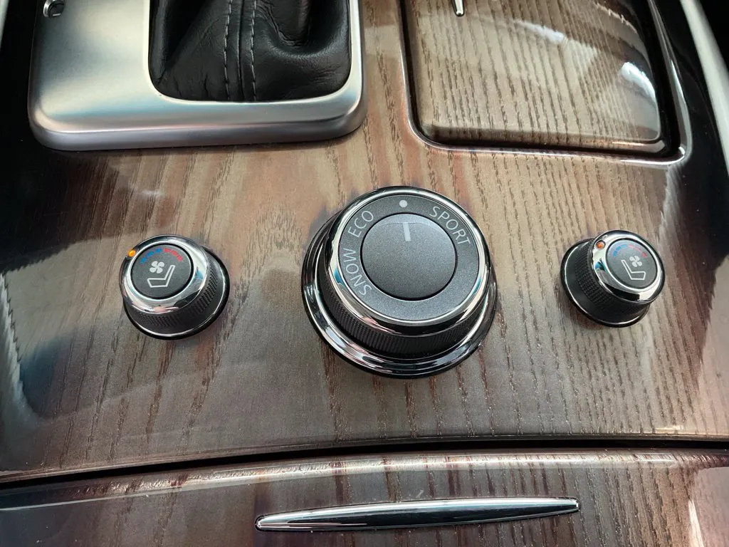 Infiniti Q70L photo 19