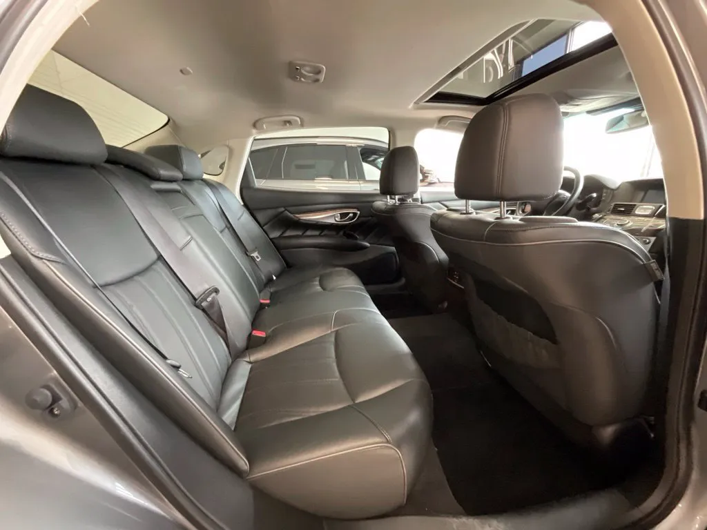 Infiniti Q70L photo 22