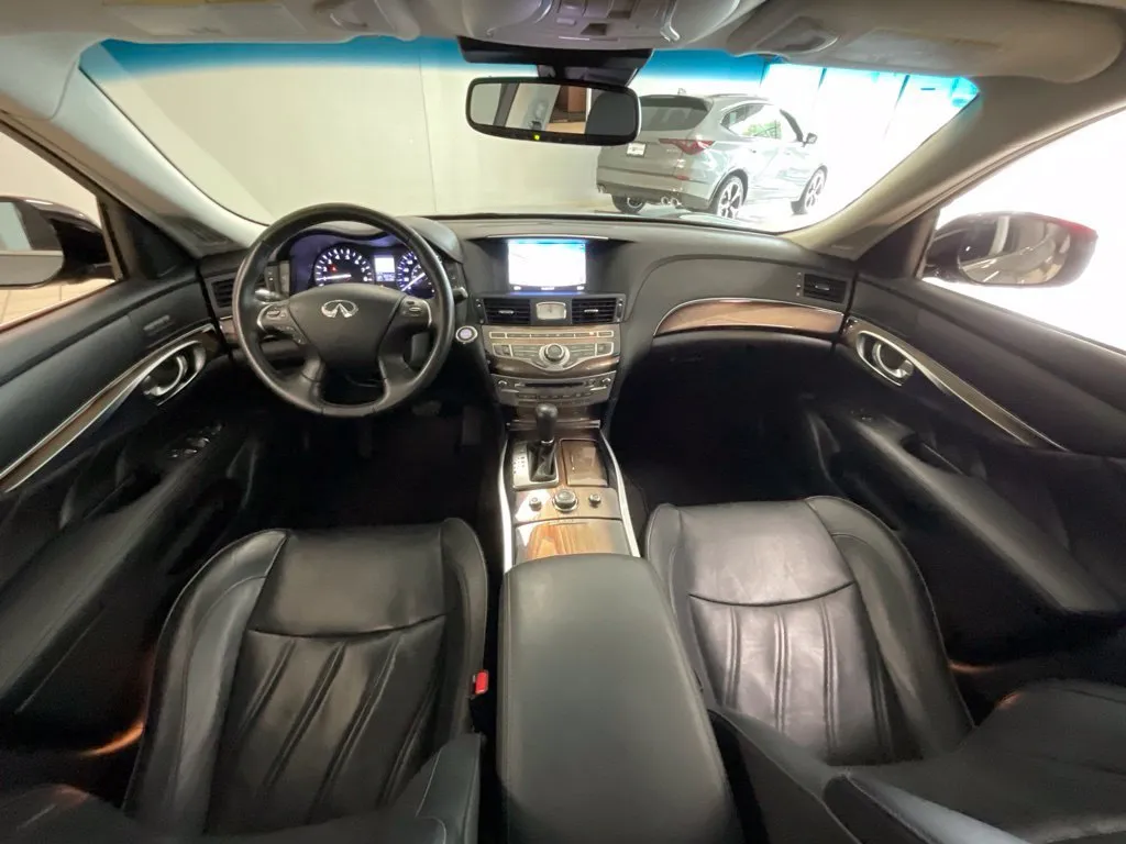 Infiniti Q70L photo 9