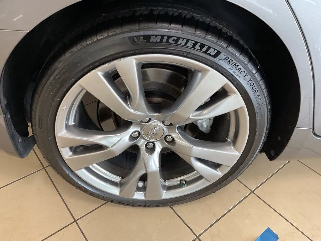 Infiniti Q70L photo 8