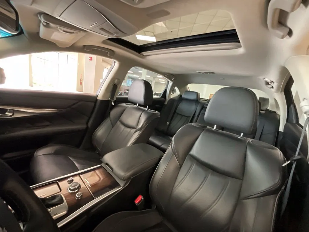 Infiniti Q70L photo 11