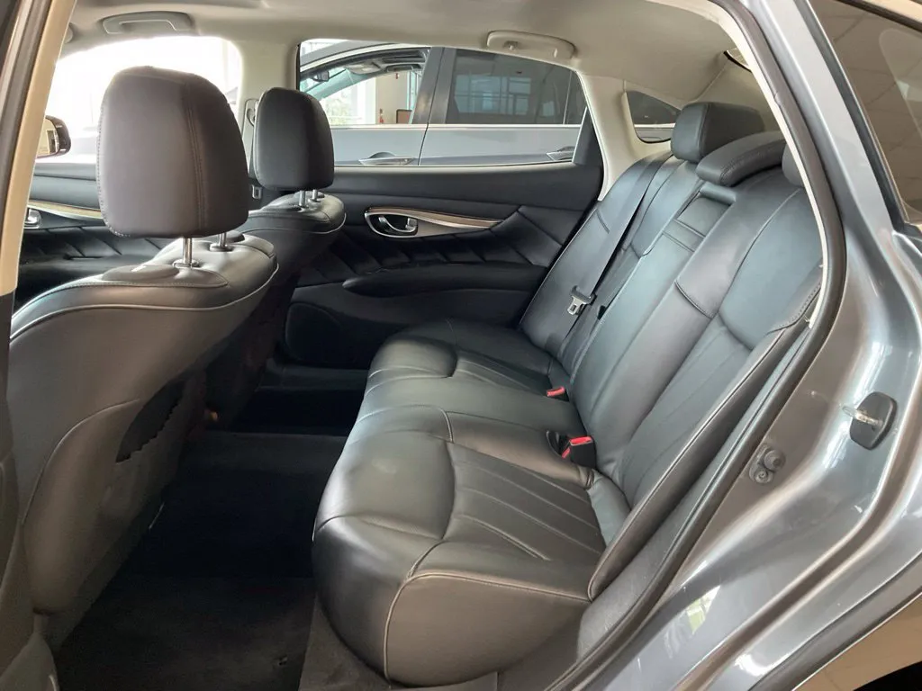 Infiniti Q70L photo 23