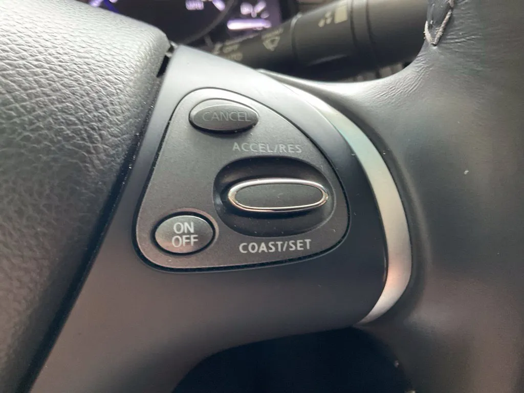 Infiniti Q70L photo 14