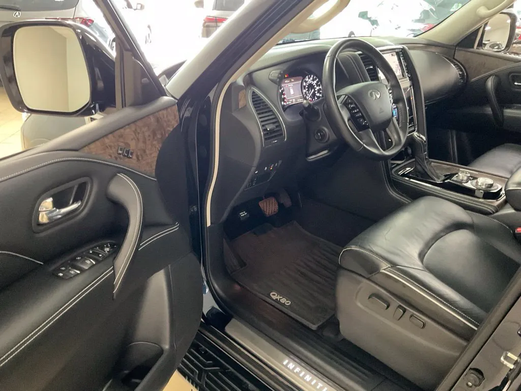Infiniti QX80 photo 10