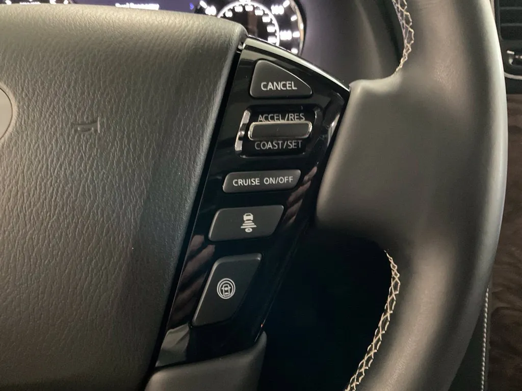 Infiniti QX80 photo 14