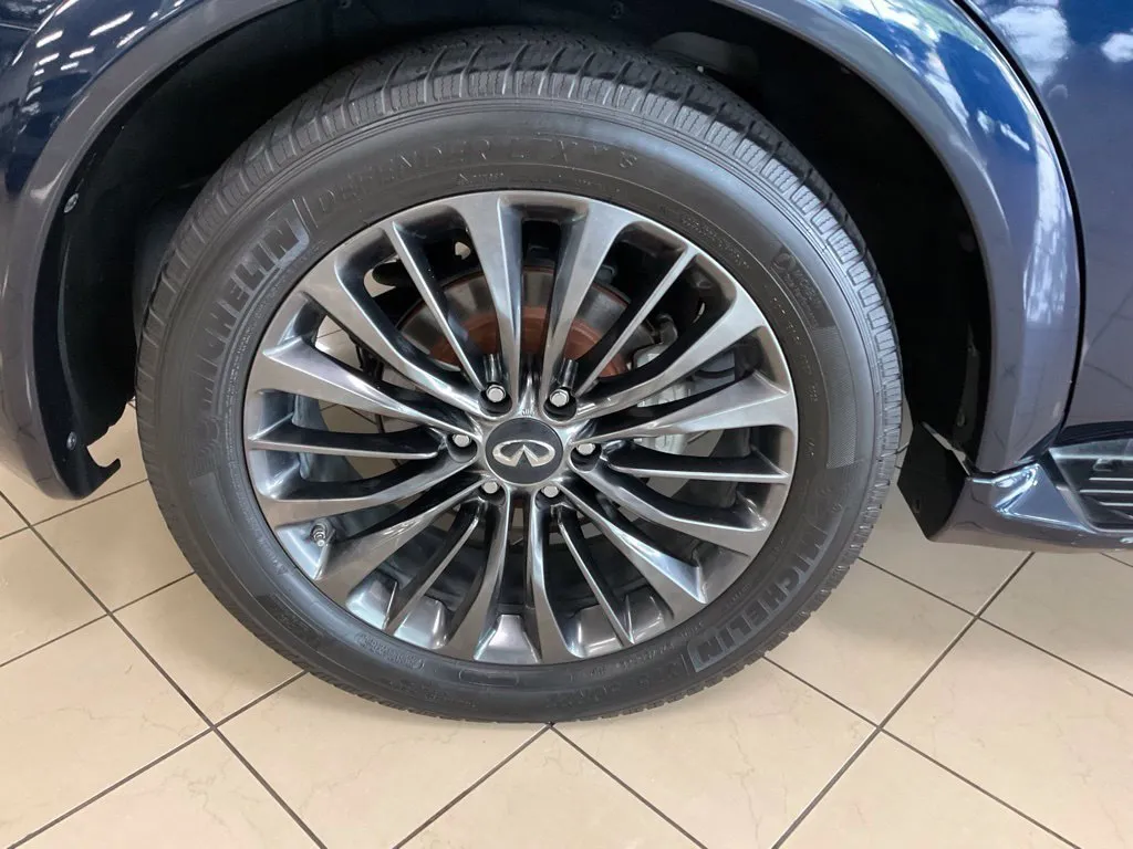 Infiniti QX80 photo 8