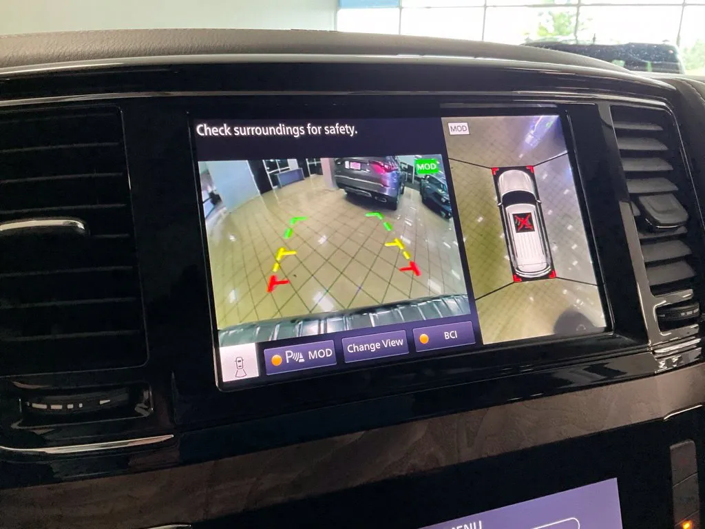 Infiniti QX80 photo 18