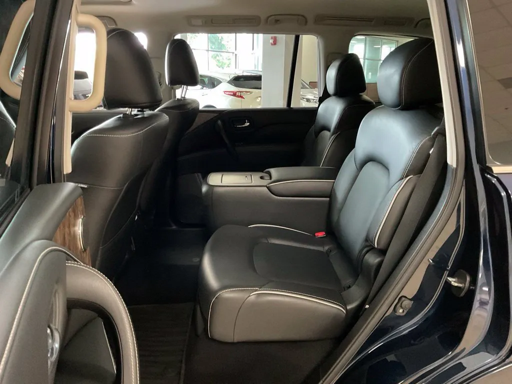 Infiniti QX80 photo 24