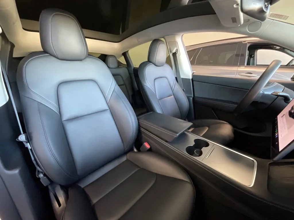 Tesla Model Y photo 15