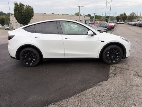 More photos of 2022 Tesla Model Y Long Range at Acura of Overland Park, KS