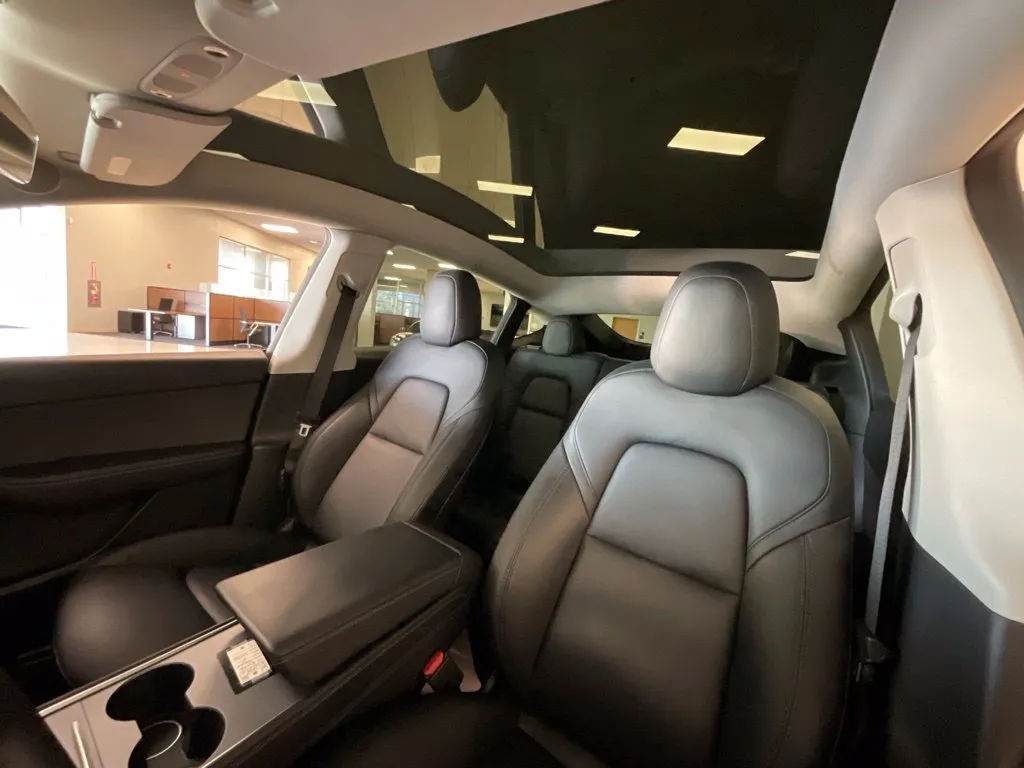 Tesla Model Y photo 10