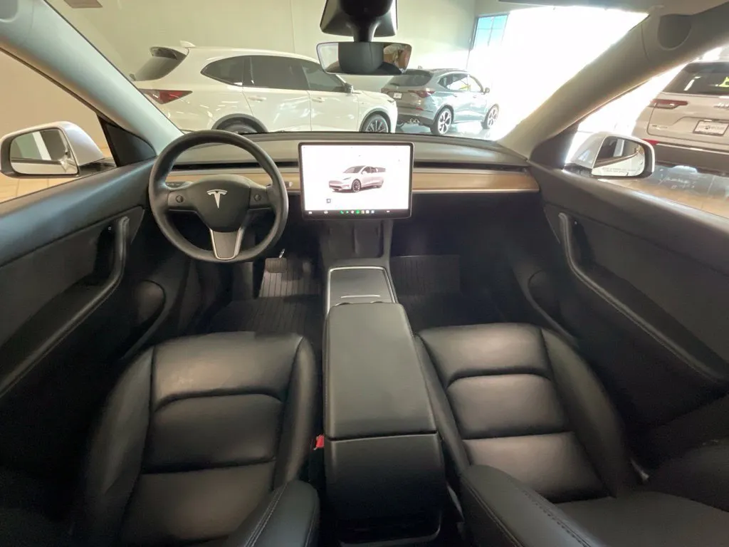 Tesla Model Y photo 8
