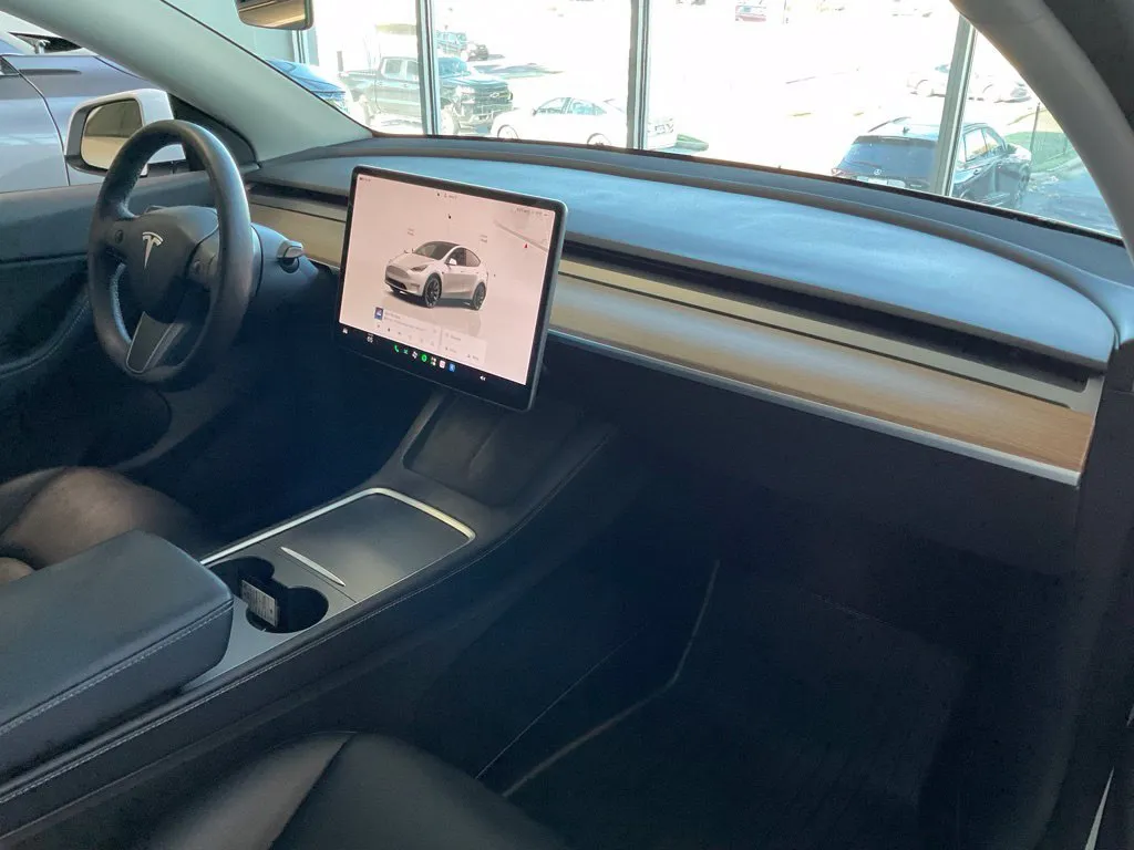 Tesla Model Y photo 14