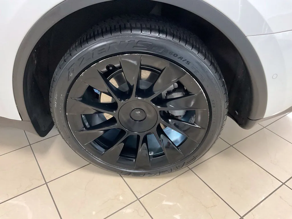Tesla Model Y photo 7