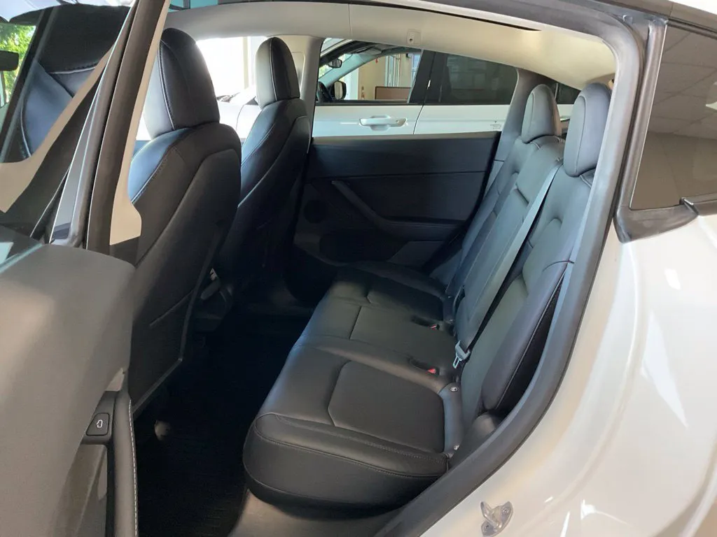 Tesla Model Y photo 17