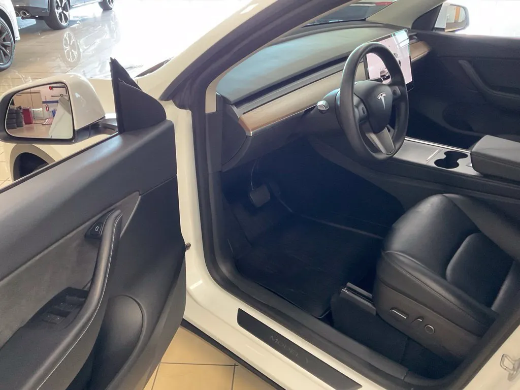 Tesla Model Y photo 9