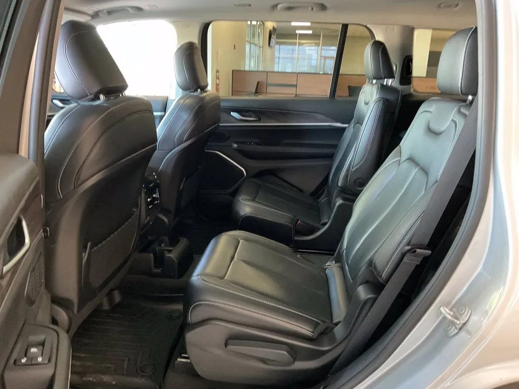 Jeep Grand Cherokee L photo 24