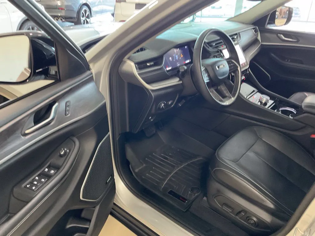 Jeep Grand Cherokee L photo 10