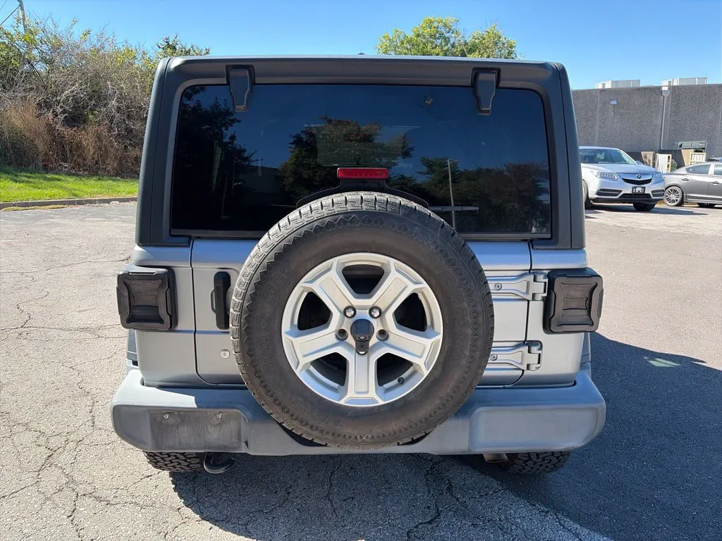 Jeep Wrangler photo 6