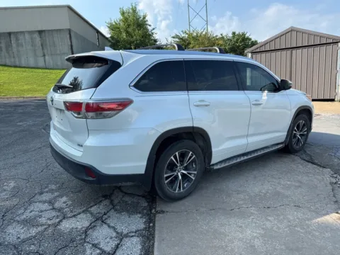 More photos of 2016 Toyota Highlander XLE at Acura of Overland Park, KS