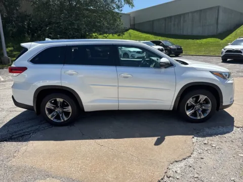 More photos of 2018 Toyota Highlander Limited Platinum at Acura of Overland Park, KS