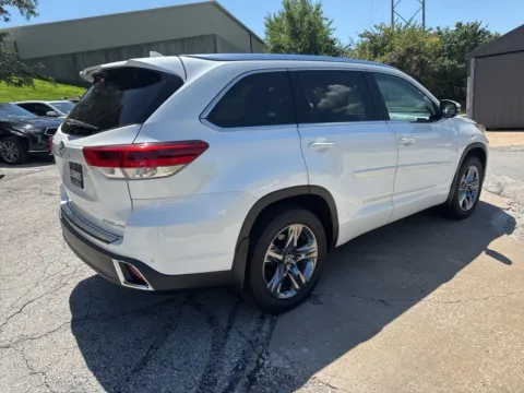 More photos of 2018 Toyota Highlander Limited Platinum at Acura of Overland Park, KS