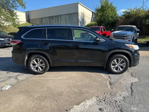 More photos of 2015 Toyota Highlander XLE at Acura of Overland Park, KS