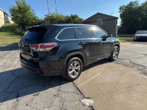 More photos of 2015 Toyota Highlander XLE at Acura of Overland Park, KS
