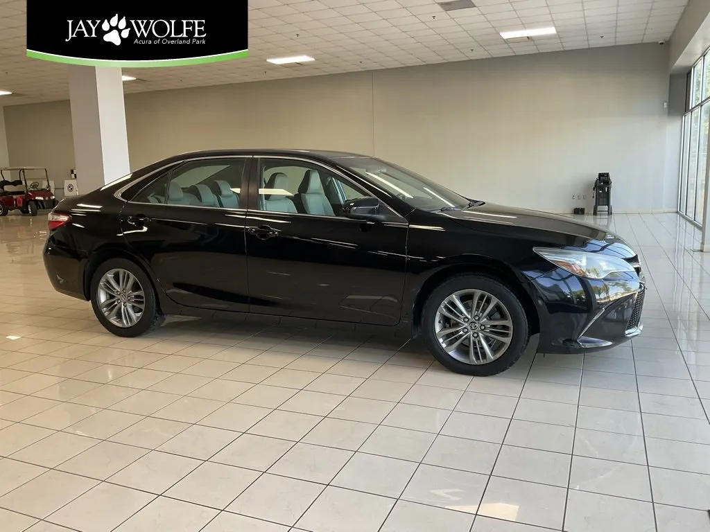 Black 2015 Toyota Camry SE for sale in Overland Park, KS