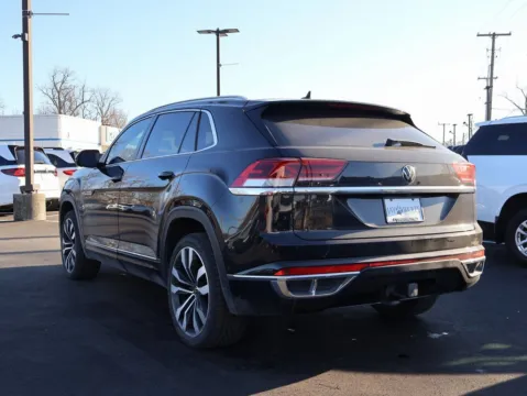 More photos of 2022 Volkswagen Atlas Cross Sport 3.6L V6 SEL Premium R-Line at Jay Wolfe Honda, MO