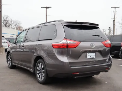 More photos of 2020 Toyota Sienna LE at Jay Wolfe Honda, MO