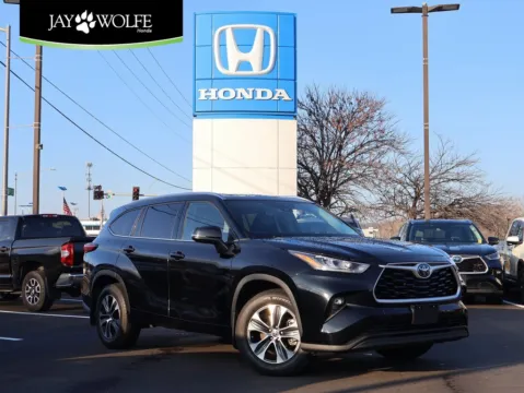 Black 2020 Toyota Highlander XLE for sale in Kansas City, MO