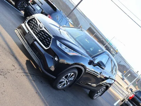 Another view of 2020 Toyota Highlander XLE for sale in Kansas City, MO at Jay Wolfe Honda
