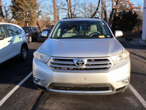 Photos of 2011 Toyota Highlander SE for sale in Kansas City, MO at Jay Wolfe Honda