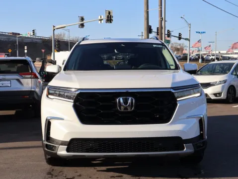 Photos of 2025 Honda Pilot Touring for sale in Kansas City, MO at Jay Wolfe Honda