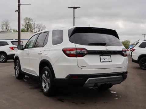 More photos of 2025 Honda Pilot EX-L at Jay Wolfe Honda, MO