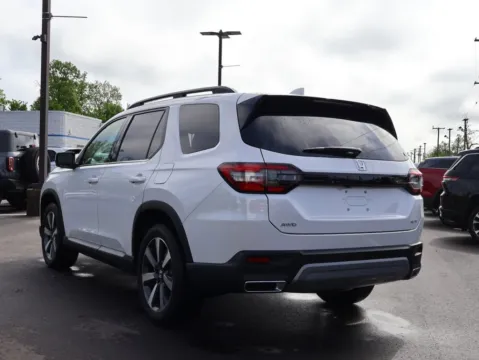 More photos of 2025 Honda Pilot Elite at Jay Wolfe Honda, MO