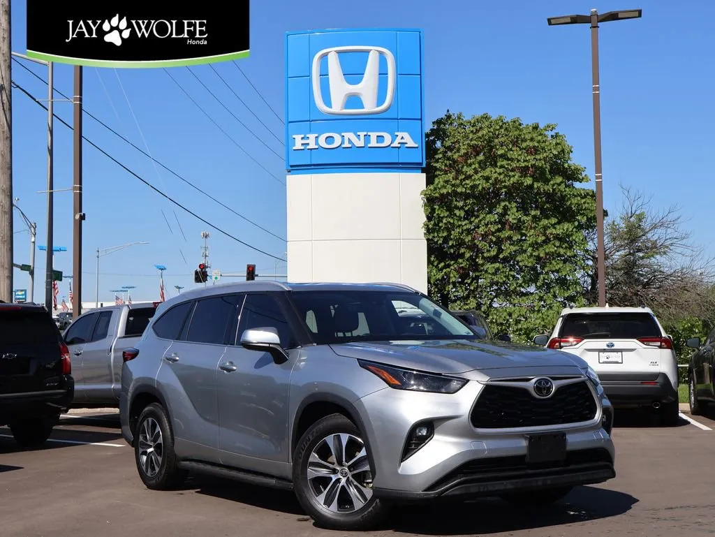 Silver 2022 Toyota Highlander XLE for sale in Kansas City, MO