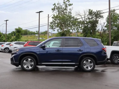 More photos of 2025 Honda Pilot EX-L at Jay Wolfe Honda, MO